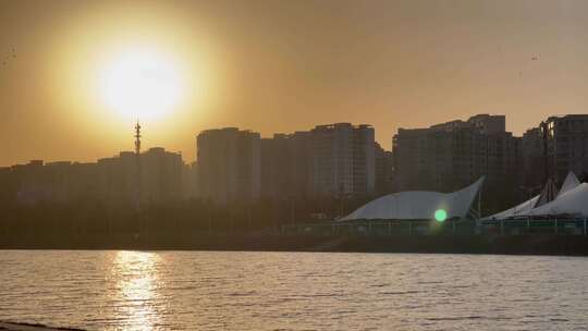 城市落日余晖河边散步的人5