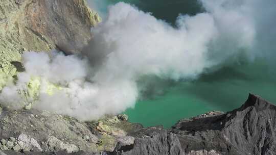 伊延火山旁的酸性湖中冒出的硫磺气体