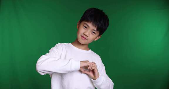 帅气的中国小男孩做手势比爱心8K实拍
