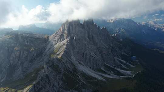 意大利科尔蒂纳安佩佐附近锯齿状克罗达拉戈山脉的无人机视图