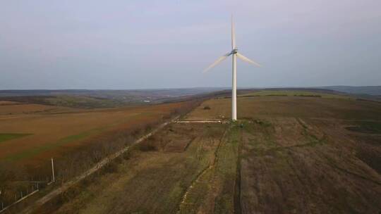 风力发电机上的视频拍摄飞行。生态能源。