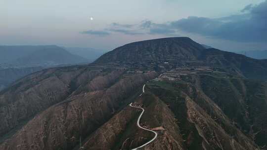 高原黄土高坡山顶月亮出来