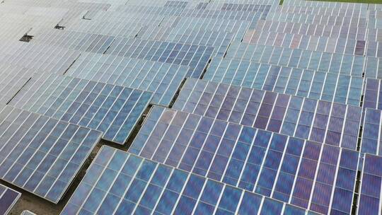 太阳能农场鸟瞰图光伏发电太阳能面板光伏面