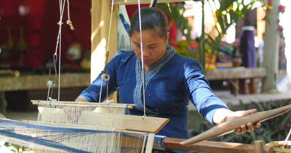 女子编织丝绸