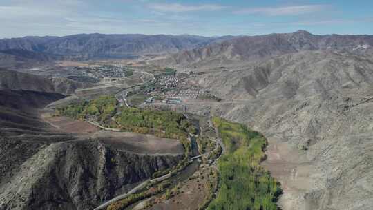 新疆阿勒可可托海河道秋色航拍