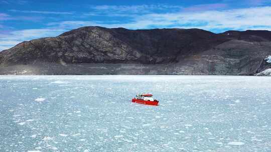 船漂流在冰冻的水域，冬天景观