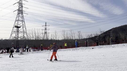 户外滑雪滑雪场滑雪的人