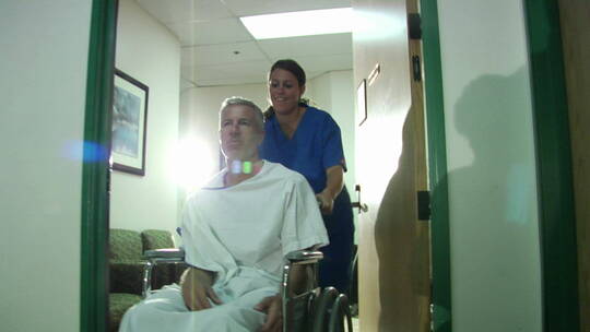 护士推着轮椅上的病人视频素材模板下载