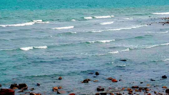 海景海面上风浪拍打礁石