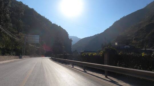 群山岩石山谷公路行驶