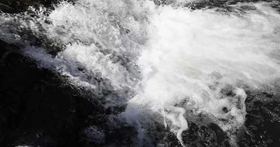 春天冰雪融化高山泉水溪流溪水流水