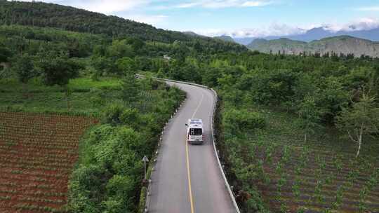 行驶在腾冲火山群的景观大道上