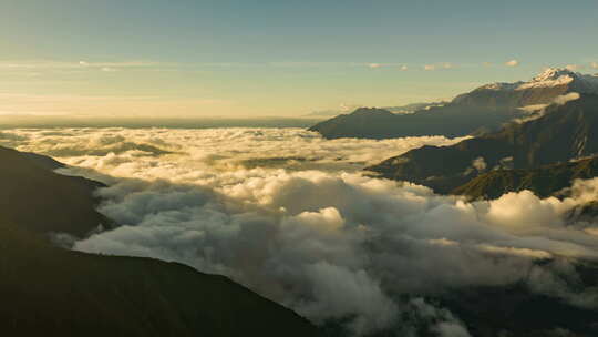 川西高山云海翻腾