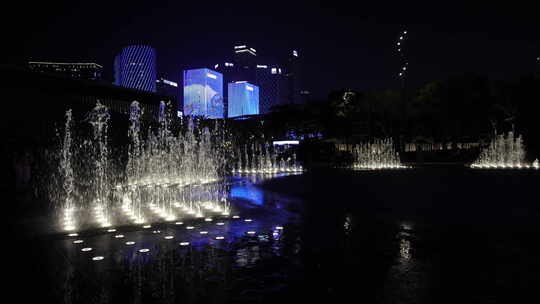 夜景中灯光喷泉与高楼交相辉映