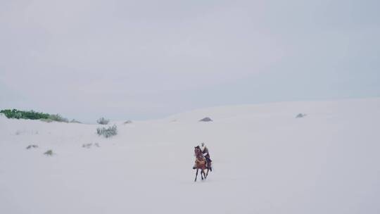 穆斯林男人在雪地里骑马