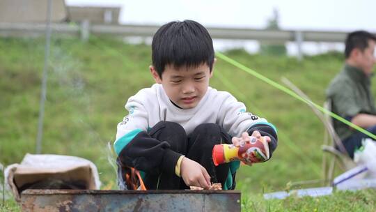 小朋友们户外烧烤烤串