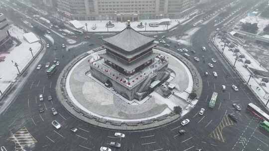 中国陕西省西安市正在下雪的西安钟楼雪景