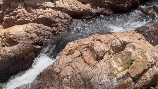 岩石间湍急水流的自然风光景象