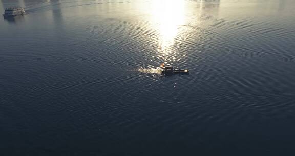 清晨长江上的小船