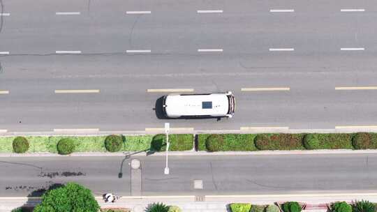道路上行驶的白色汽车俯拍