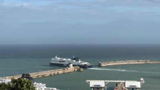 欧洲英国海港轮船驶入港口