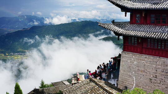 登上云峰山 观云雾缭绕群山大地