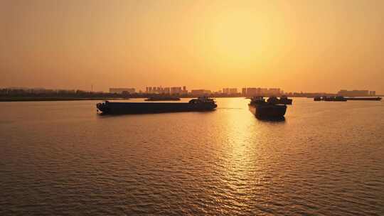 大气长沙湘江江面夕阳船只货船航拍