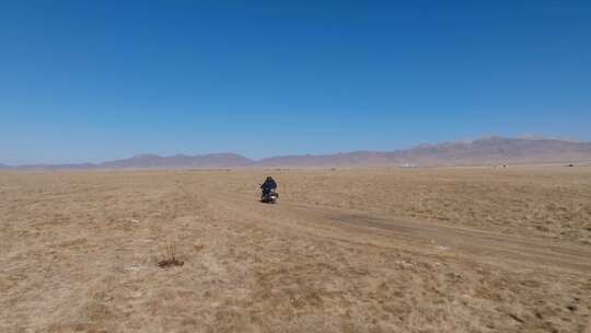 航拍草原荒野摩托车行驶