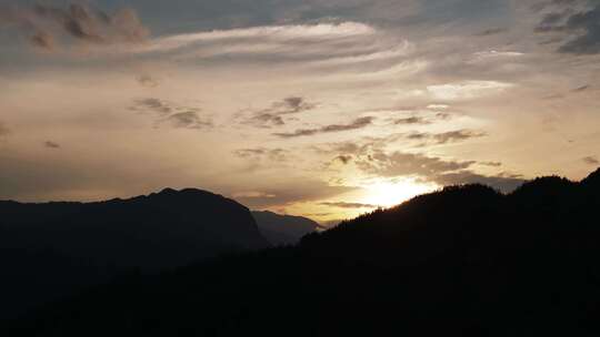 航拍金色夕阳山脉剪影