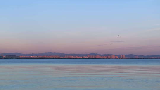 夕阳余晖染红天空和湖面