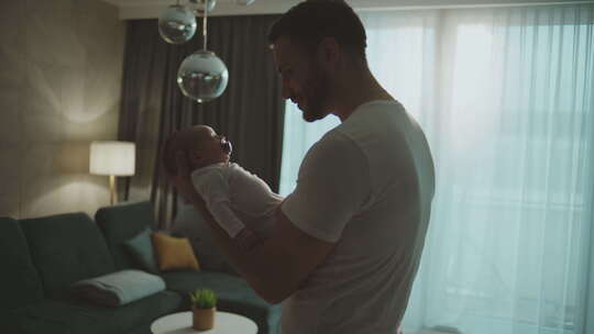 父亲在家抱着婴儿