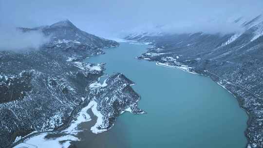 西藏然乌湖和雪山森林湖泊的雪景航拍风光