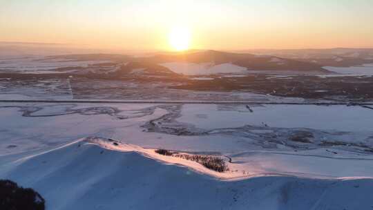 雪后山地灿烂夕阳的壮阔景观