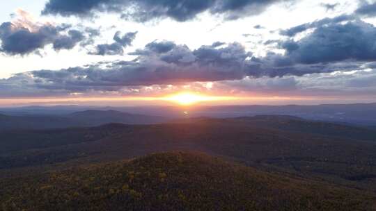 大兴安岭秋季山林夕照