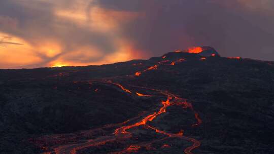 火山爆发岩浆流动