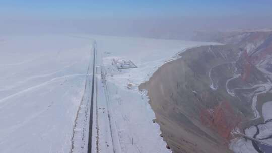 航拍新疆冬季安集海大峡谷红色山脉雪山河流