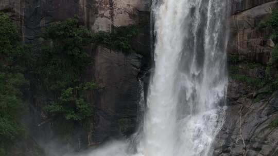 雨后泰山，飞瀑流泉