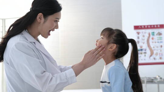 年轻女医生给小女孩检查身体