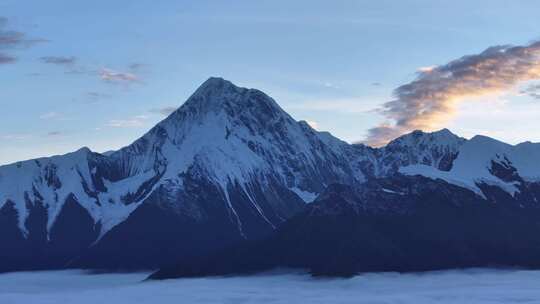 贡嘎山朝霞