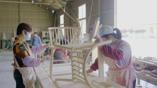 4k实木家具工厂椅子生产打磨近景实拍视频