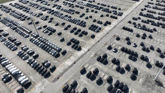 航拍汽车工厂满满停车场