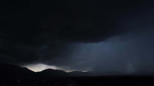 山峰乌云压顶暴雨来临山脉乌云密布恐怖天气