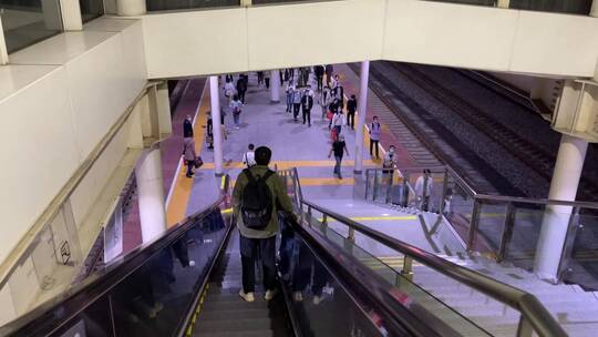 夜晚高铁站下行扶梯站台背包乘客人流视频素材模板下载