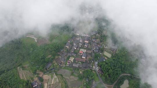 云雾缭绕下的小村庄