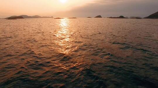 海面落日波光粼粼