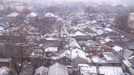 下雪中的北京胡同老城区