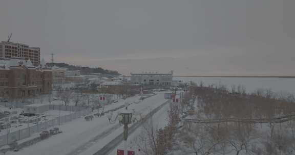 冬季雪后城市街道的景象