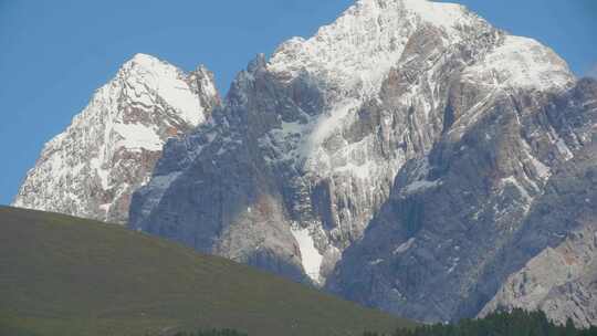 高原蓝天白云雪山