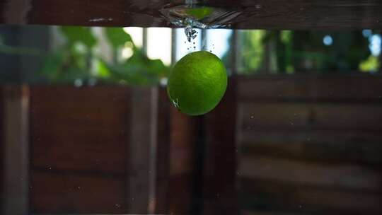 柠檬和酸橙飞溅