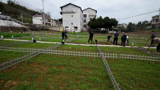 劳动空镜刨土锄地农场工人耕作劳作翻土